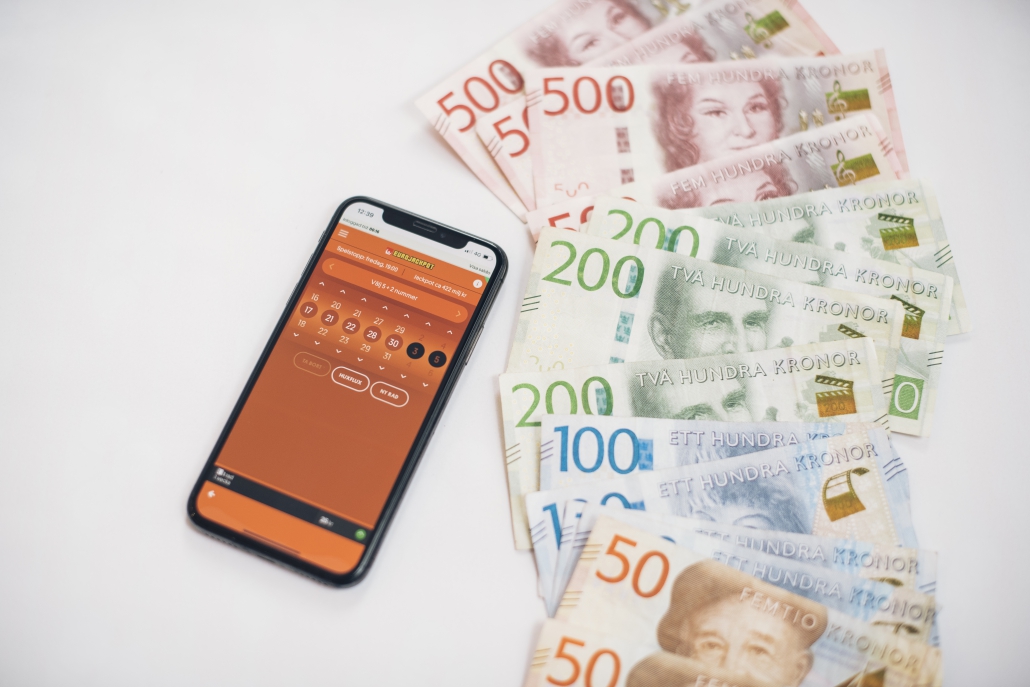 En pensionerad kvinna i Uppsala blev miljonär efter att ha fått fem rätt på Eurojackpot.