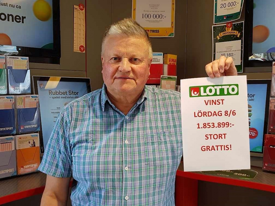 Bengt-Arne Baben Persson, spelansvarig på Ica Supermarket i Sveg,, gläds med de båda storvinnarna på Lotto och Triss.