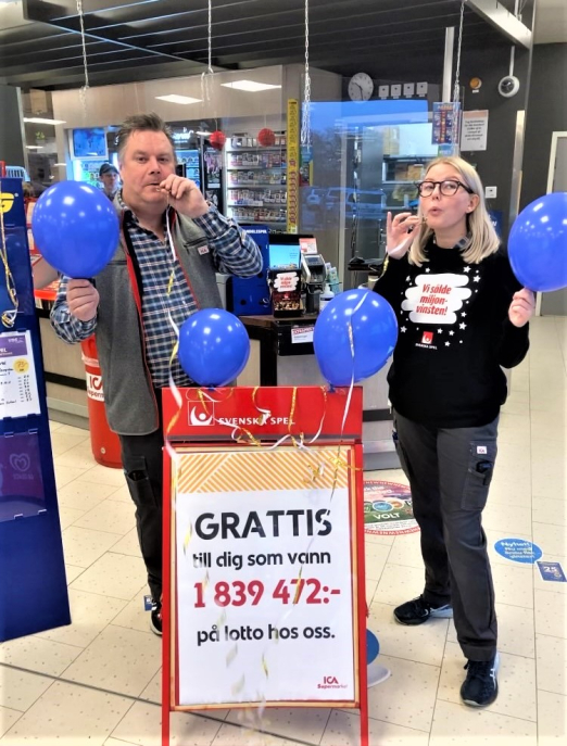 ICA Supermarket Berga Centrum i Kalmar sålde det Lottospel som i lördags vann 1,8 miljoner kronor på andra dragningen. På bild: butiksmedarbetarna Thomas Carlsson och Anna-Klara Holm.