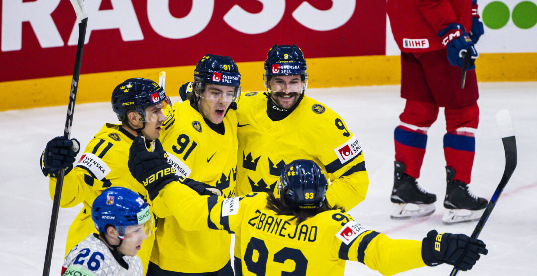 Leo Carlsson jublar över 1–0-målet tillsammans med lagkamraterna under kvartsfinalen i IIHF Ishockey-VM 2025 mellan Sverige och Tjeckien den 22 maj 2025 i Stockholm.