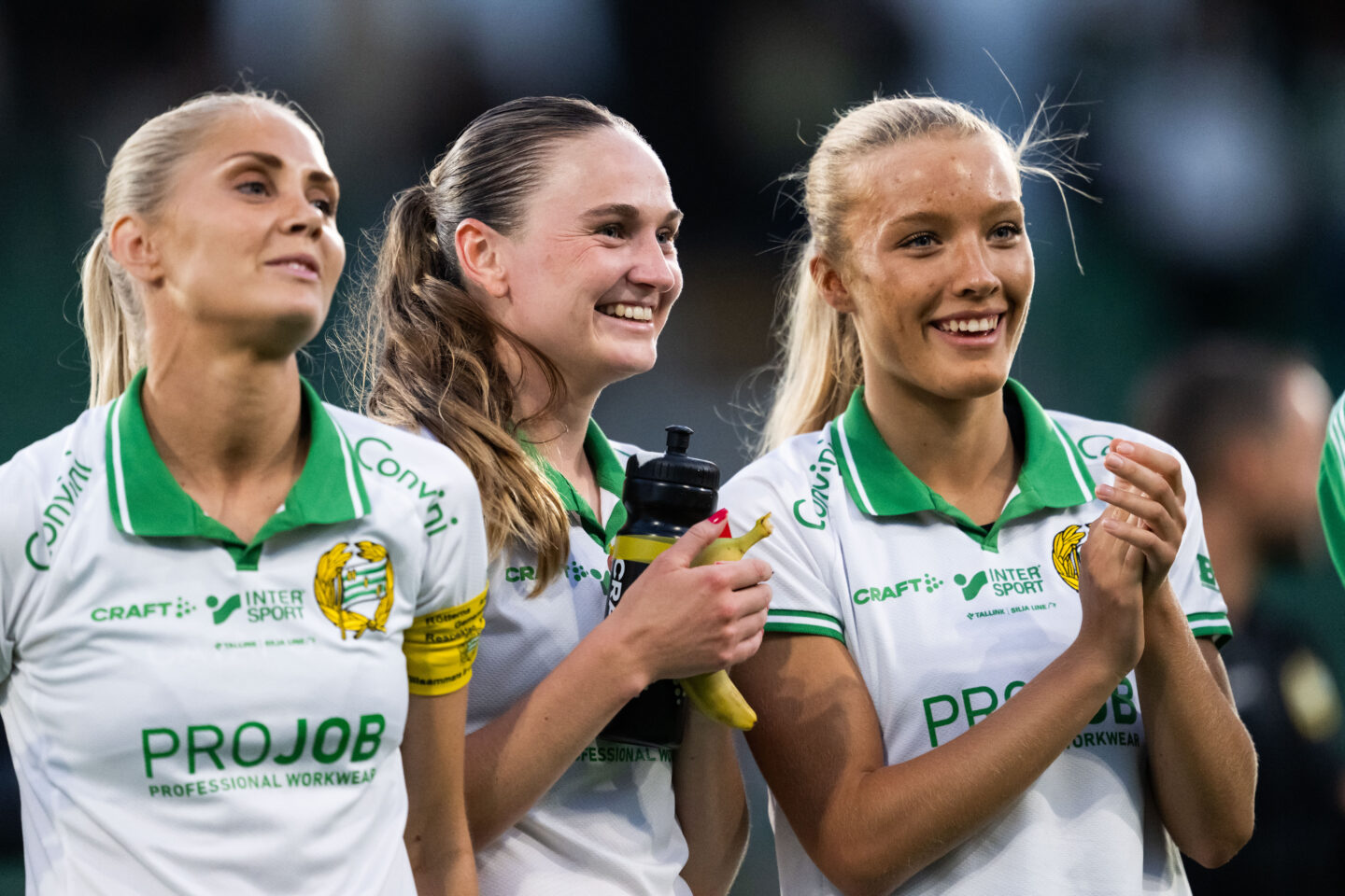 Hammarbys Alice Carlsson, Vilde Hasund och Smilla Holmberg jublar efter fotbollsmatchen i Damallsvenskan mellan Hammarby och Alingsås.
