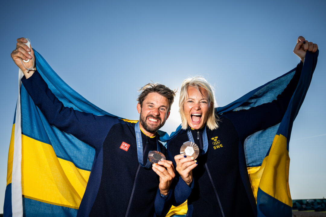 Anton Dahlberg och Lovisa Karlsson firar med sina guldmedaljer.