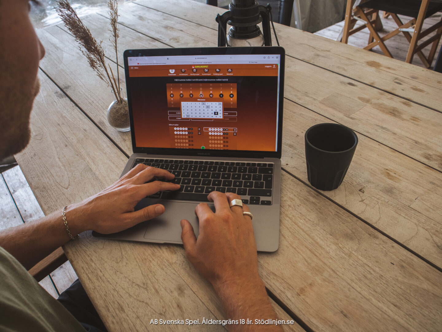 En pensionerad man från Kungsängen vann drygt två miljoner kronor på fredagens dragning av Eurojackpot.