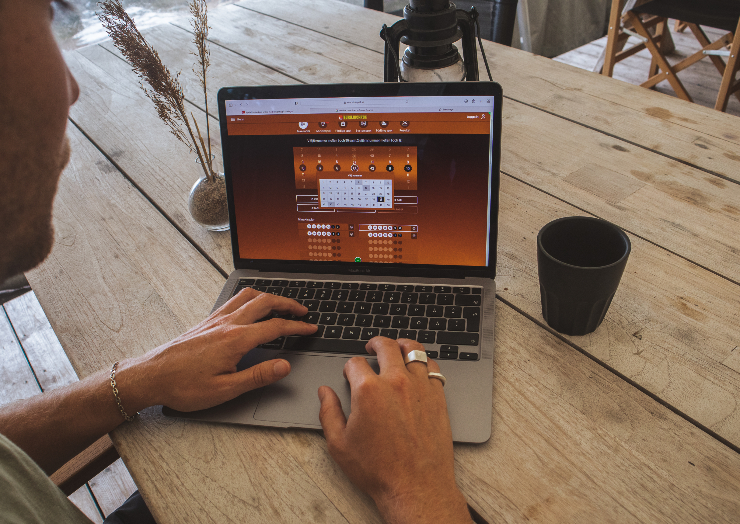 En medelålders man från Eslöv vann under tisdagens Eurojackpot över 13 miljoner kronor. Nu väntar ett liv med nya möjligheter.||Uppsalabo vann miljonvinst på Eurojackpot ─ köper en amerikanare