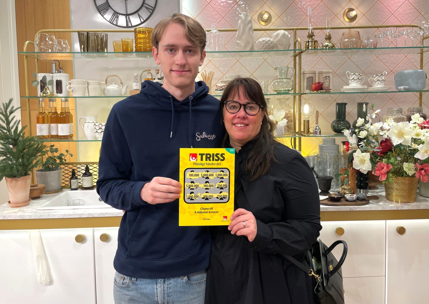 Pizzabagaren Alexander från Borås skrapade Triss åt sin mamma i tv