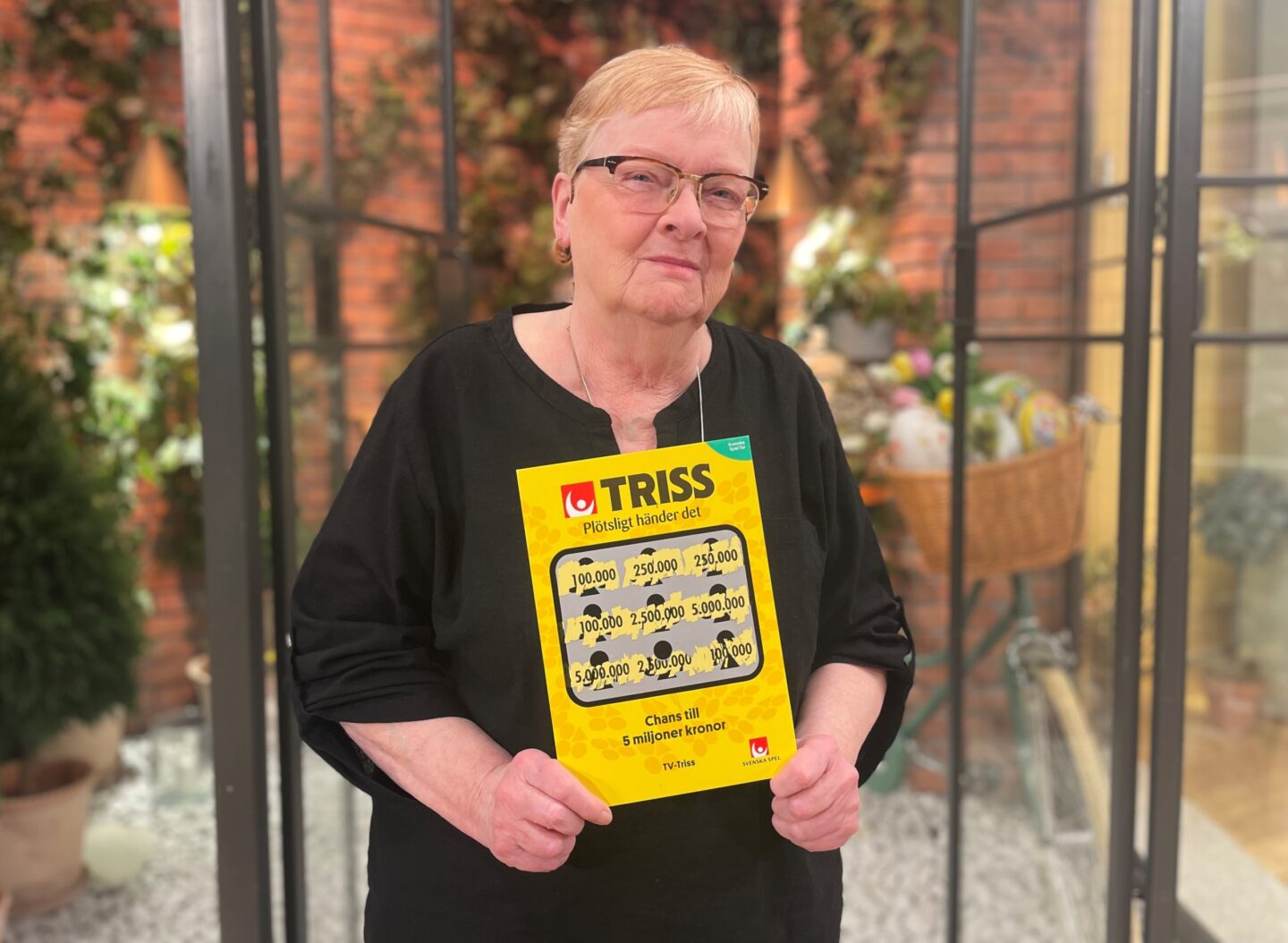 Anja från Falköping skrapade Triss i tv – delar vinsten med familjen