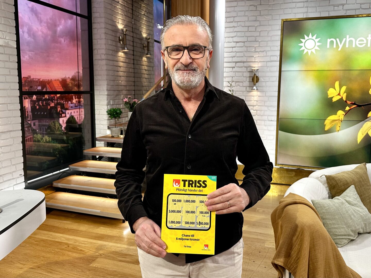 Under onsdagsmorgonen gästade Haytham från Sundbyberg Trisskrapet i TV4 Nyhetsmorgon. Där skrapade han fram en vinst på 100 000 kronor som ska gå till en resa till Budapest med frun.