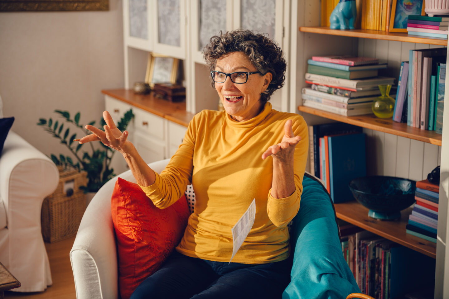 En pensionerad kvinna från Östhammars kommun vann en miljon kronor på SkrapKryss. Nu väntar nya fåtöljer och att dela med sig till barnen.