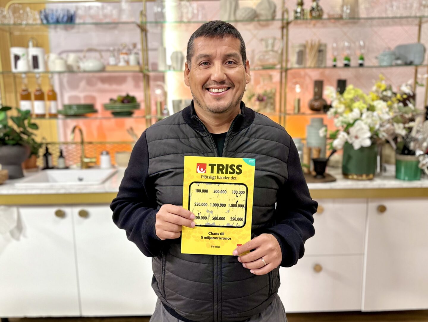 Egenföretagaren Mauricio från Nacka skrapade fram 100 000 kronor på Triss i TV4 Nyhetsmorgon under torsdagen åt sin fru. Nu planeras renovering av det nyinköpta huset i Colombia.