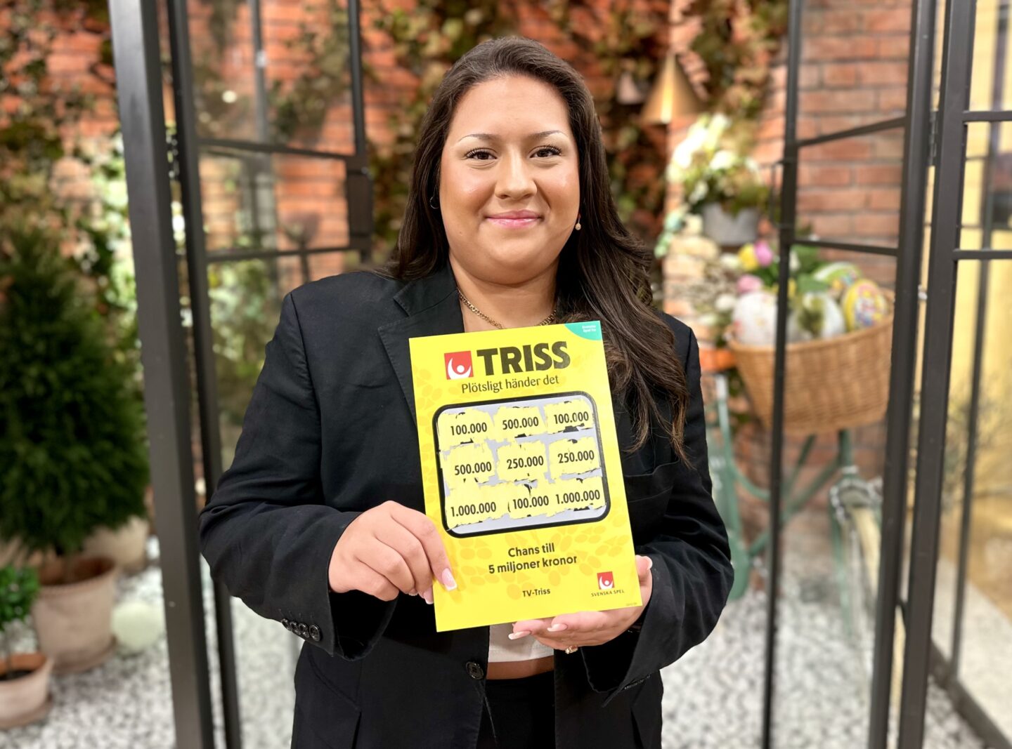 Studenten Linnea från Göteborg skrapade fram 100 000 kronor på Triss i TV4 Nyhetsmorgon åt sin pappa som fick storvinsten i present på fars dag.