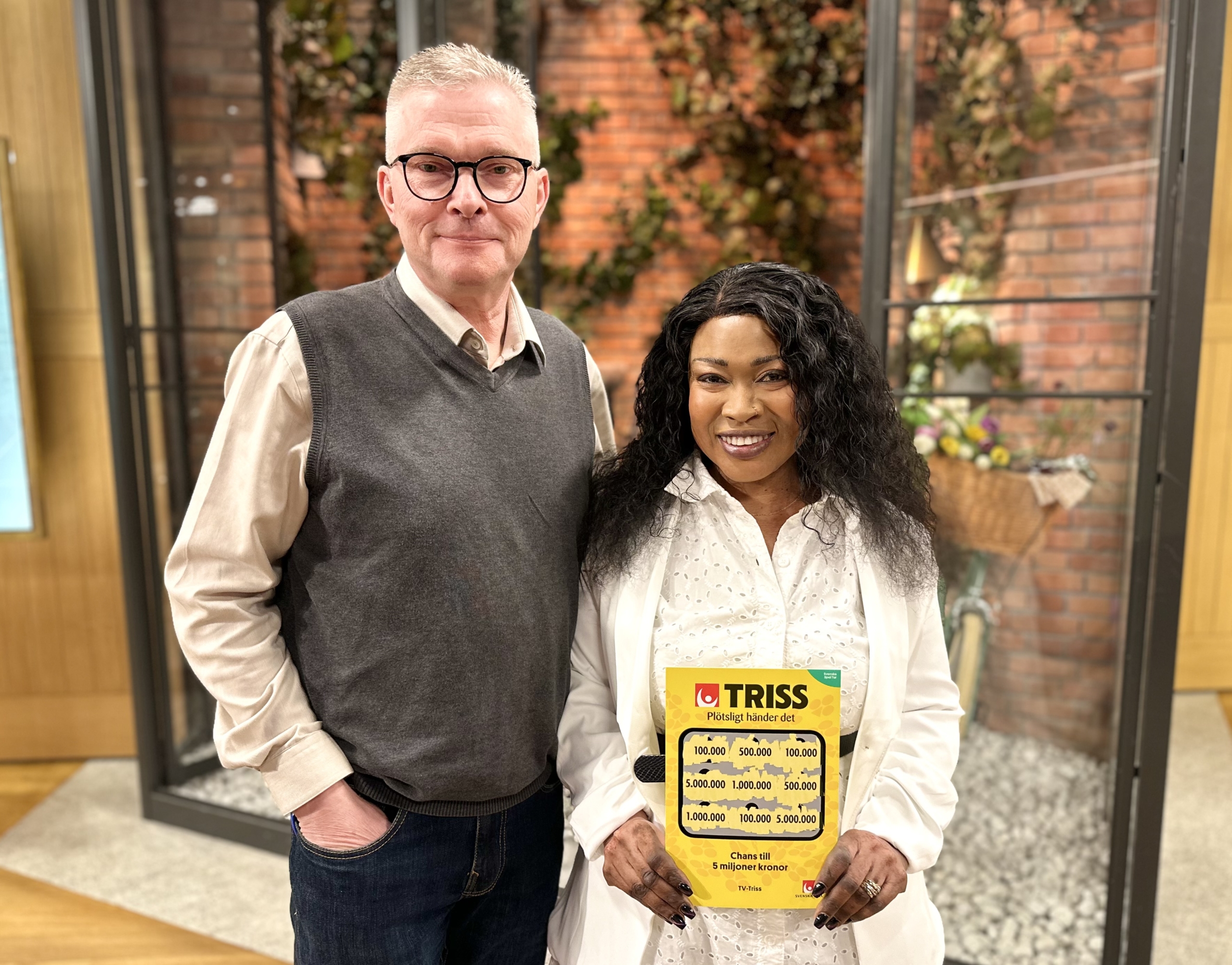 Hägerstensparet Torgny och Hena vann 100 000 kronor på Triss i TV4 Nyhetsmorgon till en resa till Henas hemland Gambia.