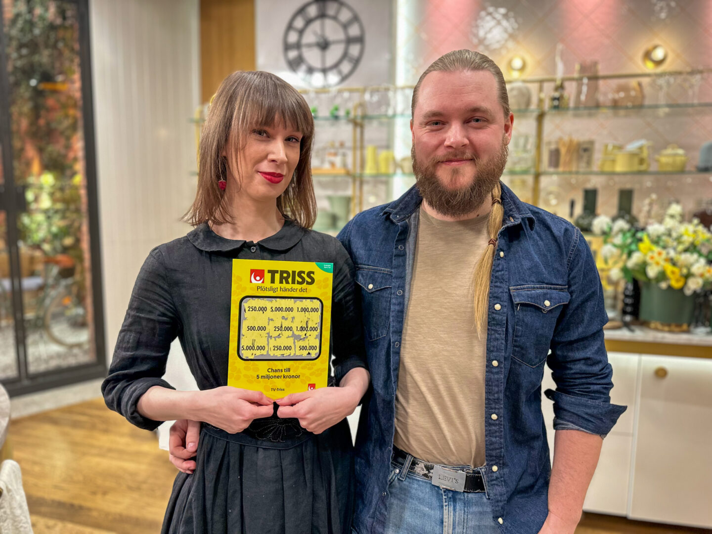 Malmöparet Kelly och Oscar vann 250 000 kronor på Triss i TV4 Nyhetsmorgon till sitt kommande sommarbröllop och husköp.