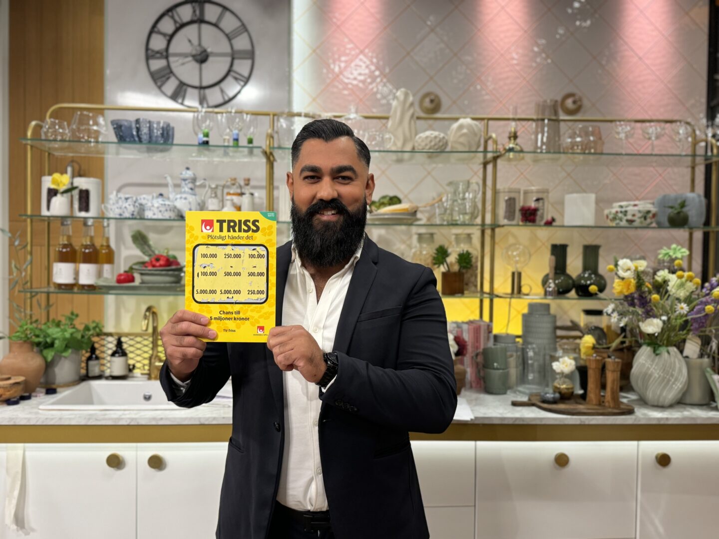 Valentino från Angered vann 100 000 på Triss – reser till Asien