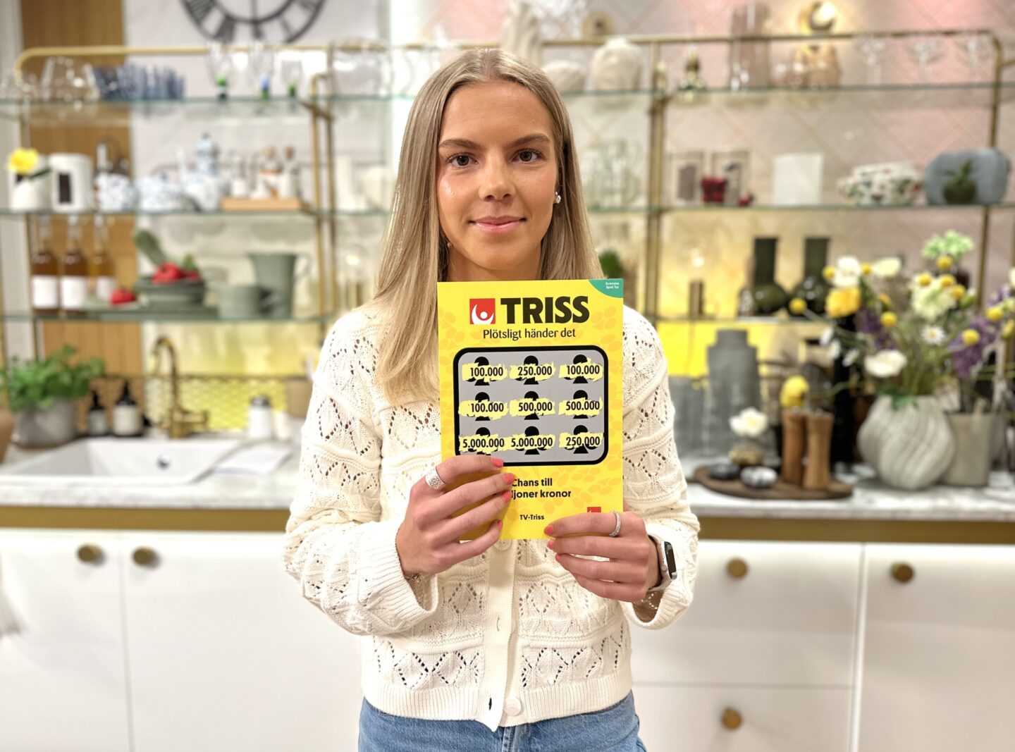 20-åriga Isa från Hudiksvall vann 100 000 kronor på Triss i tv tack vare en alla hjärtans dag-present till sig själv.