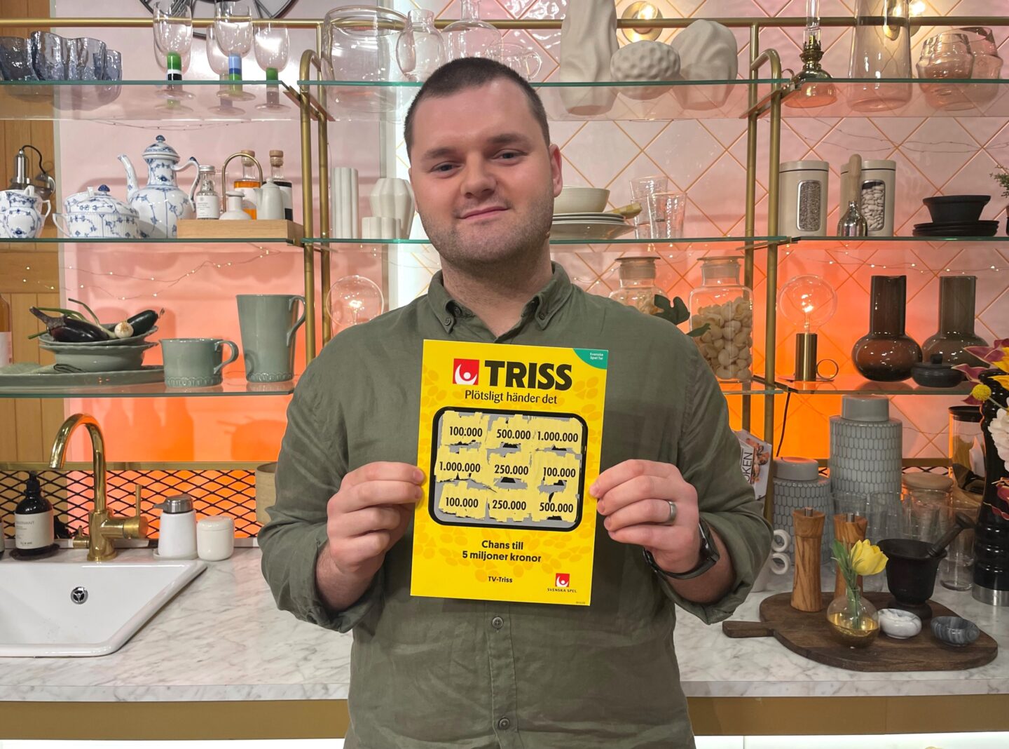 Jonathan från Västerås skrapade Triss i tv – reser till Japan