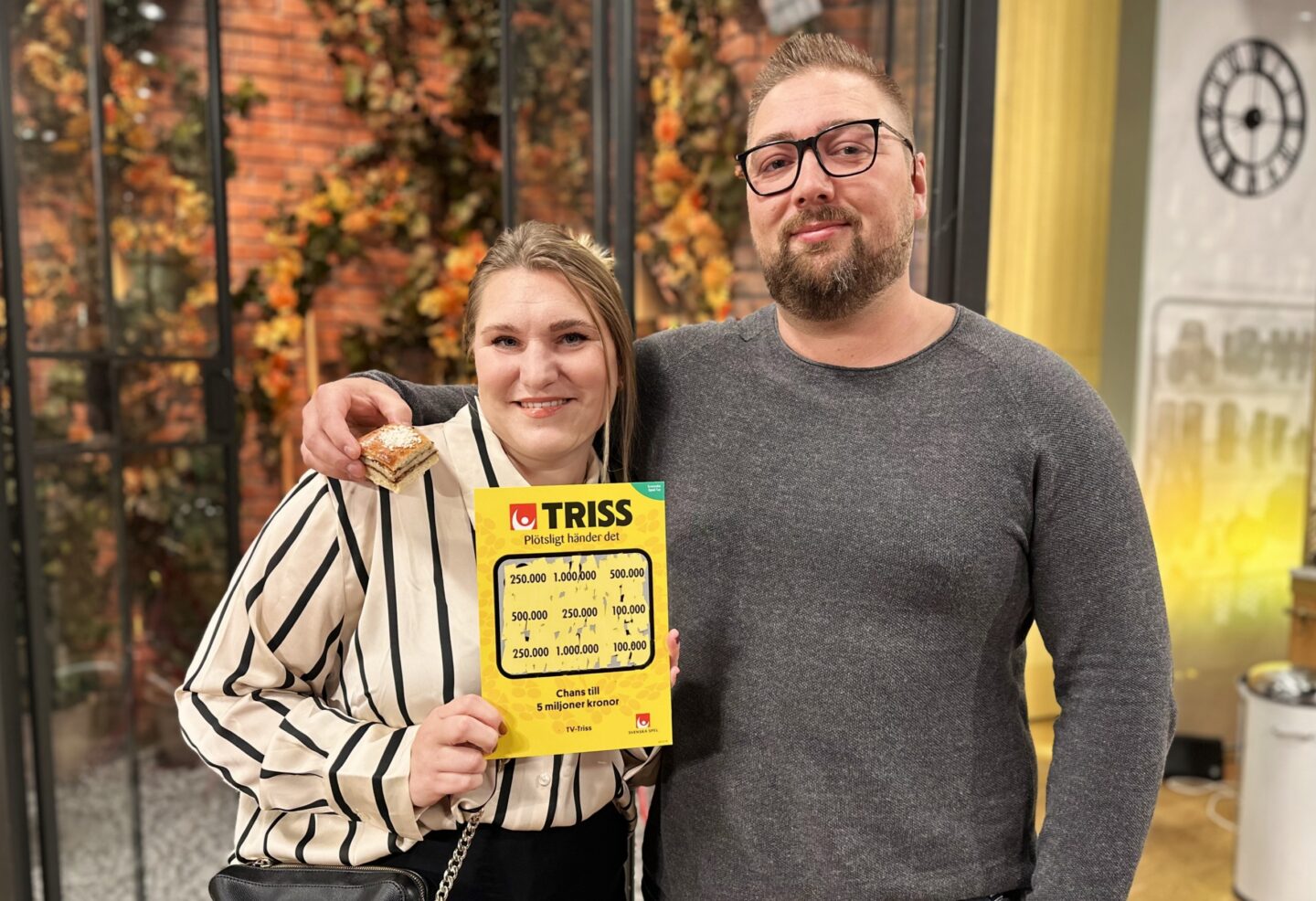 Småbarnsföräldrarna Karin och Jesper från Kristinehamn vann en kvarts miljon kronor på Triss i TV4 Nyhetsmorgon till en efterlängtad badrumsrenovering.