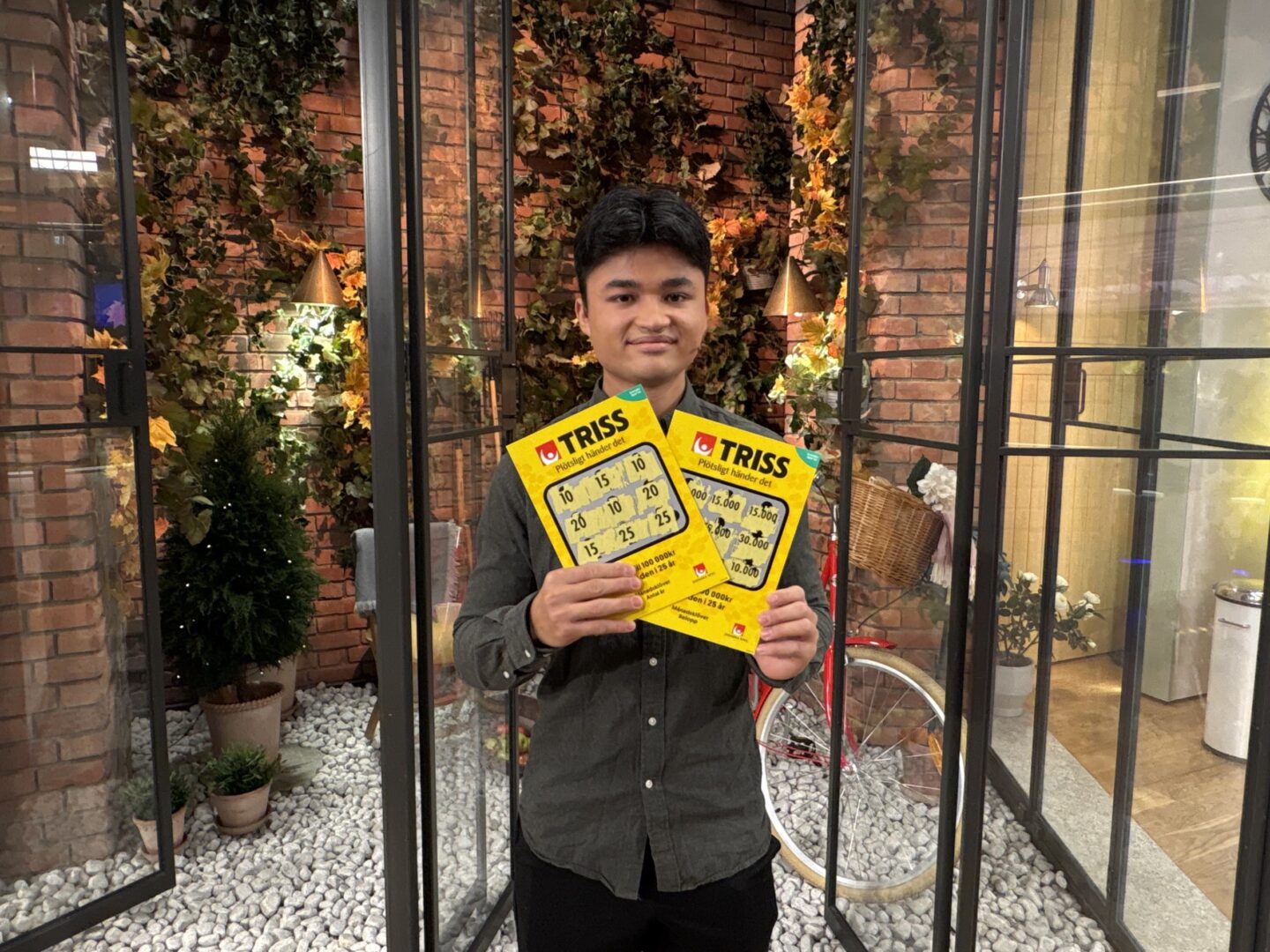 Kevin från Upplands Väsby skrapade fram miljonvinst på Triss i tv