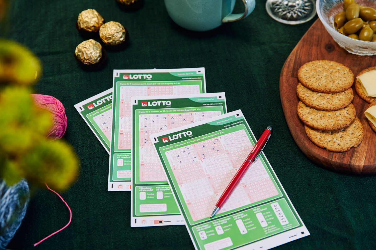 En kvinna från Surahammars kommun fick en glädjechock under lördagskvällen när hennes Lottorader sedan 1980 gav henne en vinst på över 2