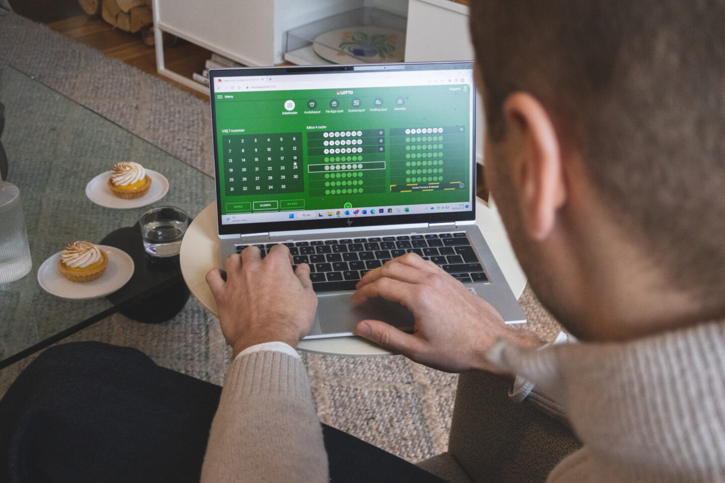 En småbarnspappa från Kinna fick en glädjechock under onsdagskvällen när han fick veta att han vunnit en miljon kronor på Lotto. Nu ska han ta med familjen på en solsemester tack vare vinsten.