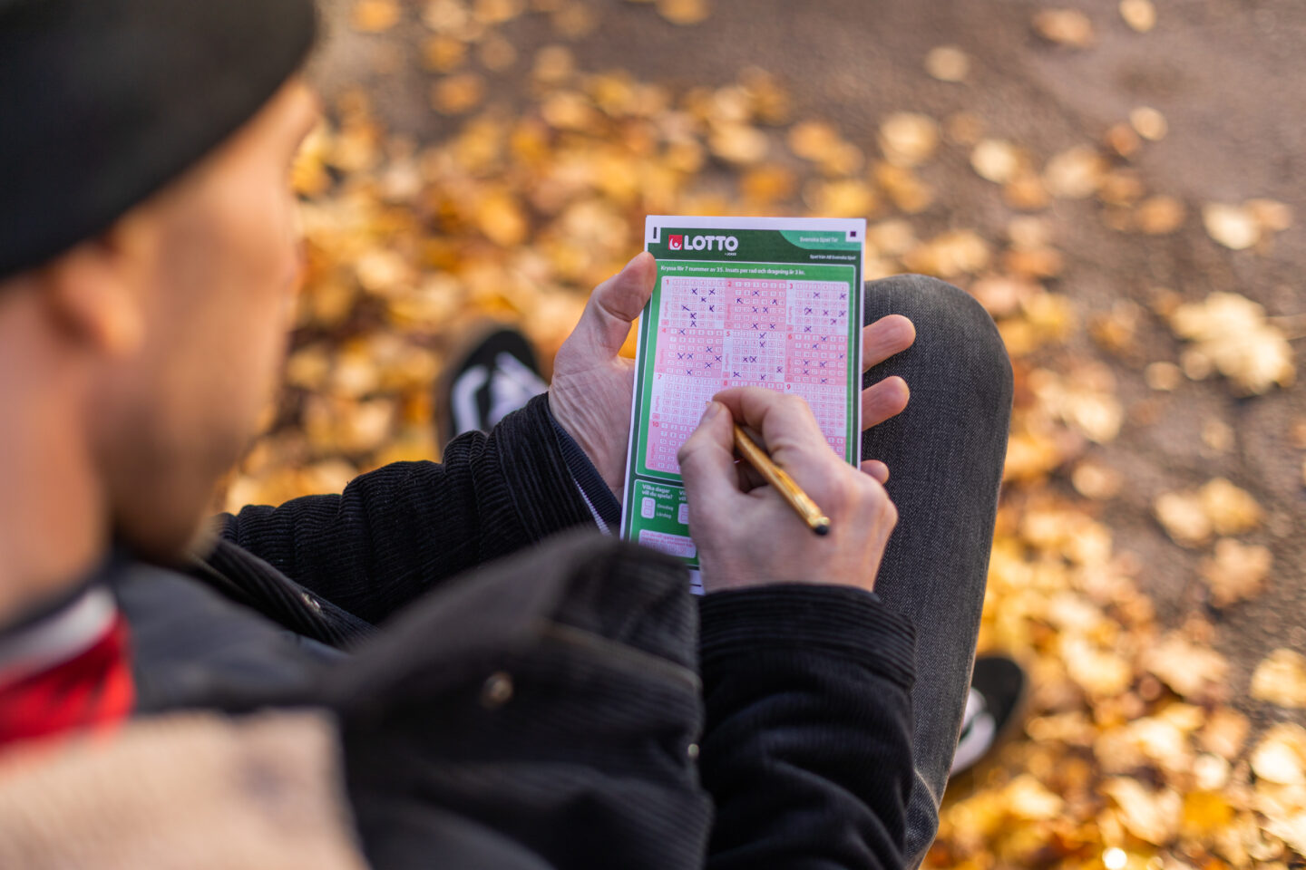 I lördags gick tre av 20 miljonvinster i Lotto Andra Chansen till Dalarna. Två män från Avesta respektive Gagnef fick varsin glädjechock när de fick veta att de vunnit en miljon kronor efter många års Lottospelande. Nu söker Svenska Spel Tur efter vinnaren från Falun.