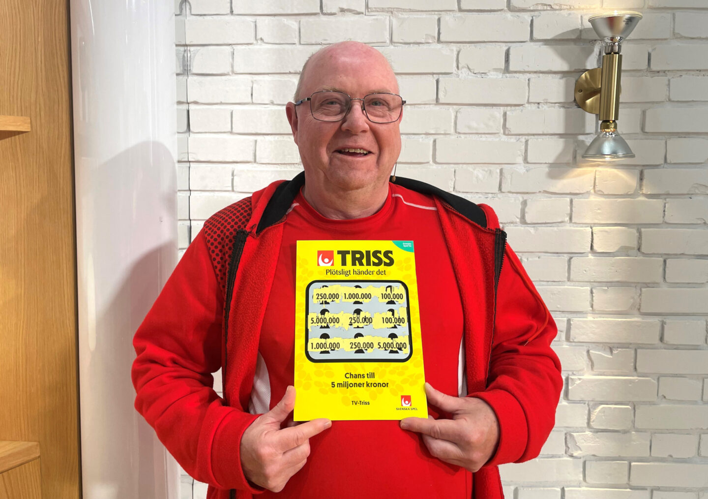 Kungsbackabon Inge skrapade Triss i tv – åker på vandringsresa för vinsten|