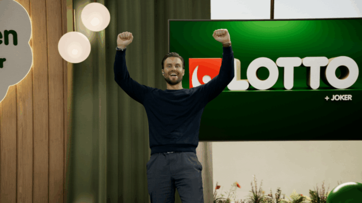 Daniel Arnkvist, kommunikatör på Svenska Spel, jublar i Lottostudio.