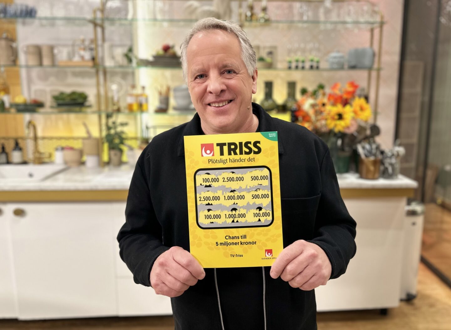 Anders från Karlskoga skrapade fram 100 000 kronor på Triss i TV4 Nyhetsmorgon åt sin pappa