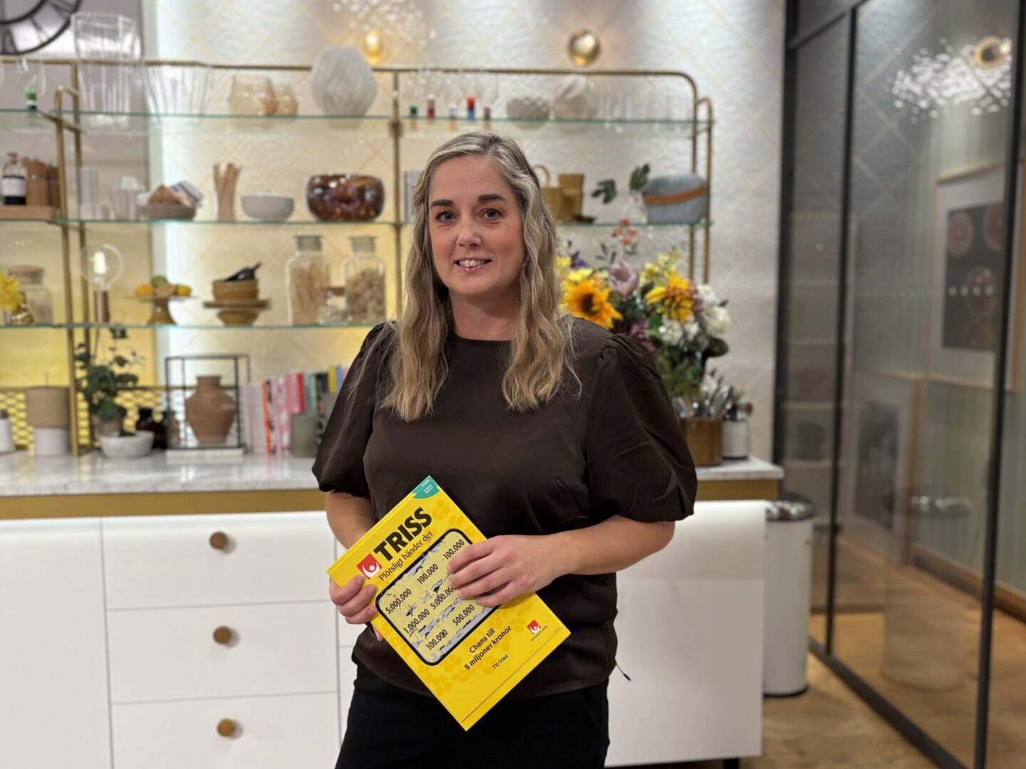 Karina och Johan från Kinna skrapade fram 100 000 kronor på Triss i tv