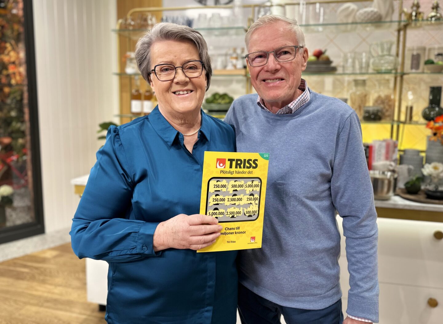 Paret Ulla och Roland från Sidensjö får glädjas åt en Trissvinst på 250 000 kronor tack vare en lyckad bröllopspresent. Nu funderar de på en resa till Australien där en av deras fyra barn bor.