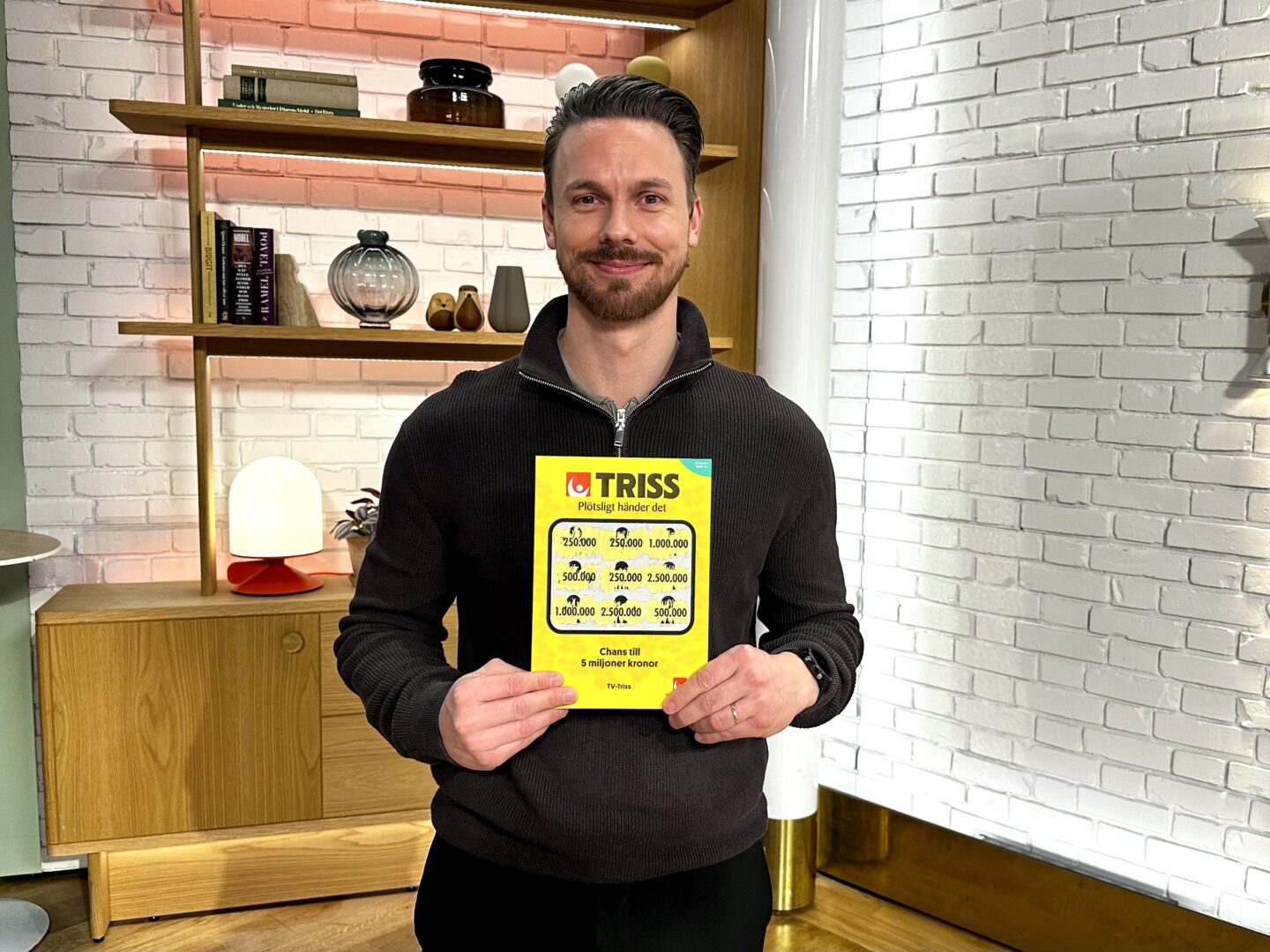 Fredagsmorgonens Trissgäst i TV4 Nyhetsmorgon var Elvis från Trollhättan. Han skrapade fram 250 000 kronor i vinst åt sin mamma, som nu ska fundera på vilka drömmar som ska förverkligas tack vare vinsten.