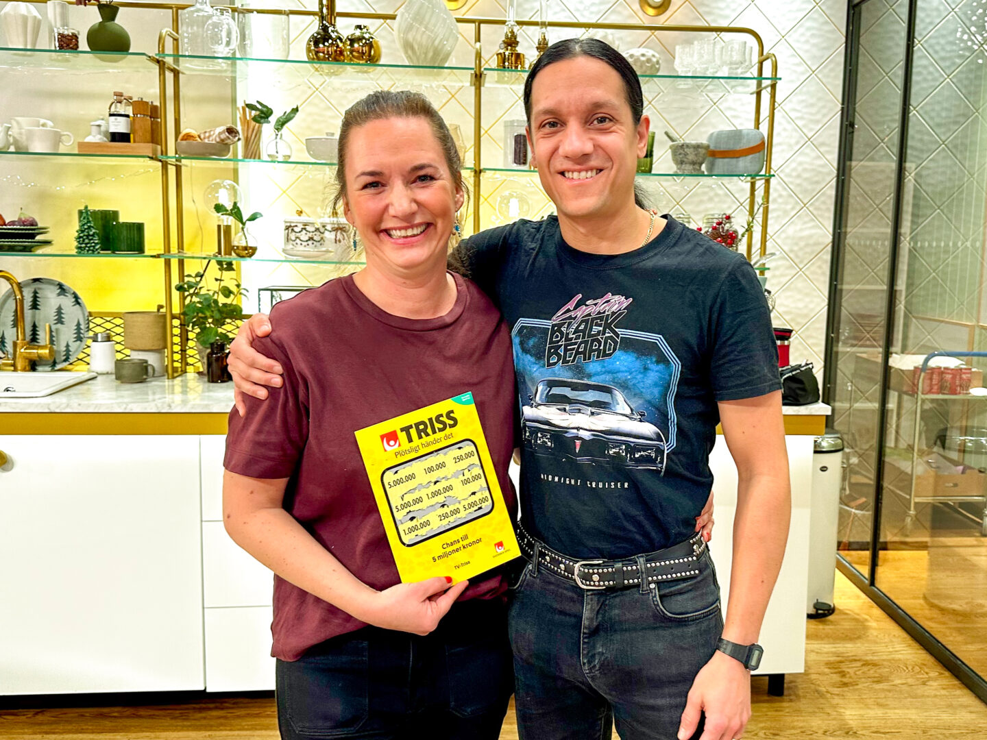 Paret Jasmin och Robert från Bromma vann 5 miljoner på Triss i TV4 Nyhetsmorgon. Nu planerar de drömbröllop, bröllopsresa och firande med familjen.