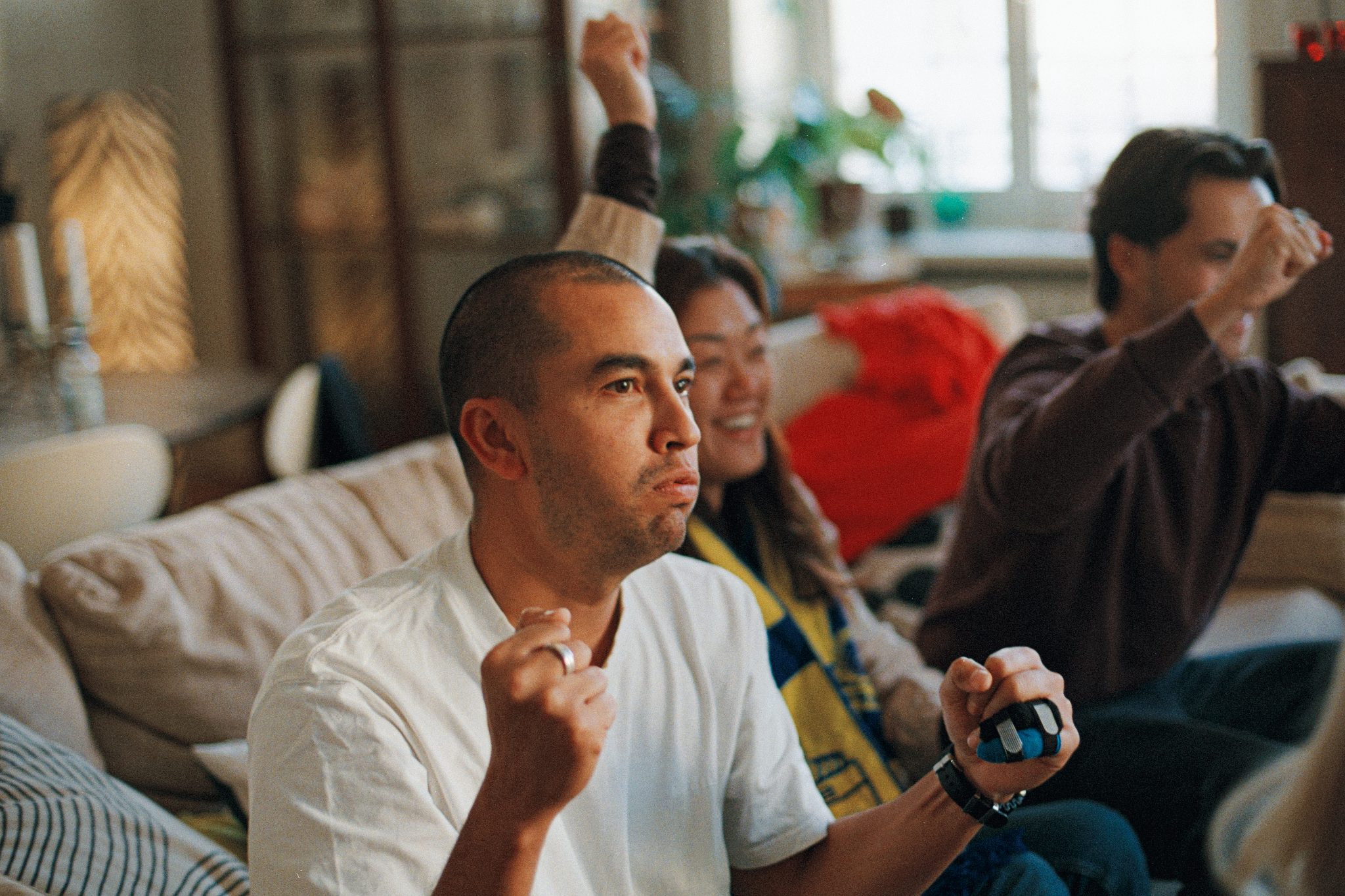 Man håller tummarna i tv-soffa.