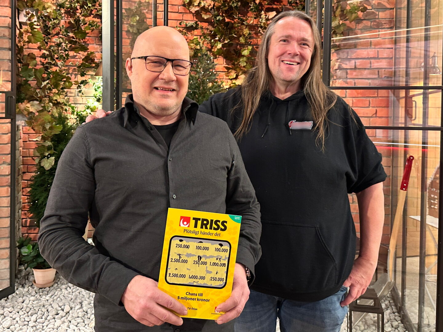 När Jimmy från Malmköping skrapade Triss i tv på nyårsaftons morgon vann han 250 000 kronor till sin pappa Eino – en vinst som nu ska gå till en ny bil.