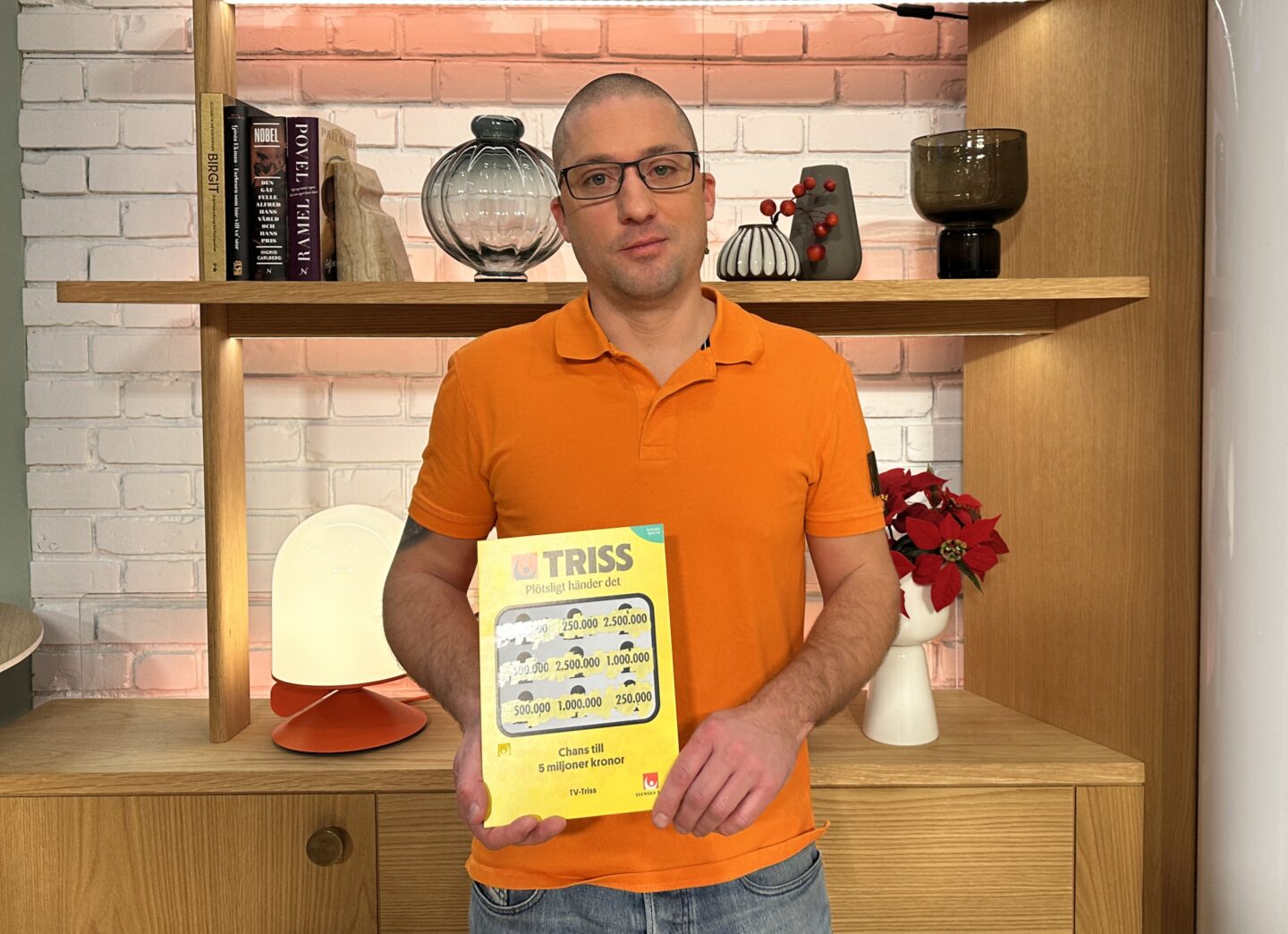 Niklas från Herrljunga skrapade en Trisslott som legat i plånboken – tre tv-symboler tog honom till TV4 Nyhetsmorgon där vinsten blev 250 000 kronor.
