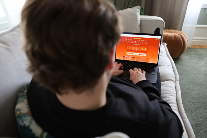 Fredagens dragning av Eurojackpot resulterade i att ett andelsspel online prickade in 5+1 rätt. En av de tio andelsspelarna var en man i medelåldern från Kalmar kommun, som nu kan glädjas åt en vinst på 1 066 629 kronor. Nu ska mannen förverkliga drömmar han länge haft.