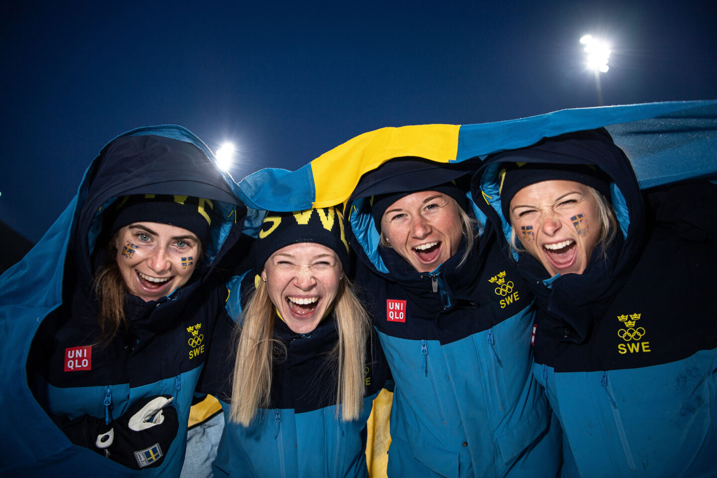 Ebba Andersson, Jonna Sundling, Maja Dahlqvist och Frida Karlsson firar i OS i Peking 2022.