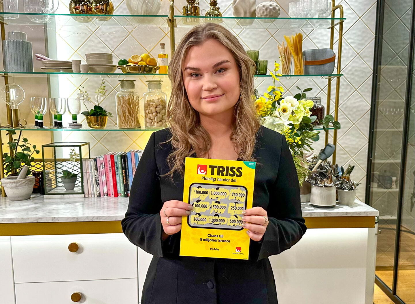 Emma skrapade fram 100 000 kronor på Triss i tv åt sin morfar i TV4 Nyhetsmorgon – en farsdagspresent som blev årets första storvinst i Norrbotten.