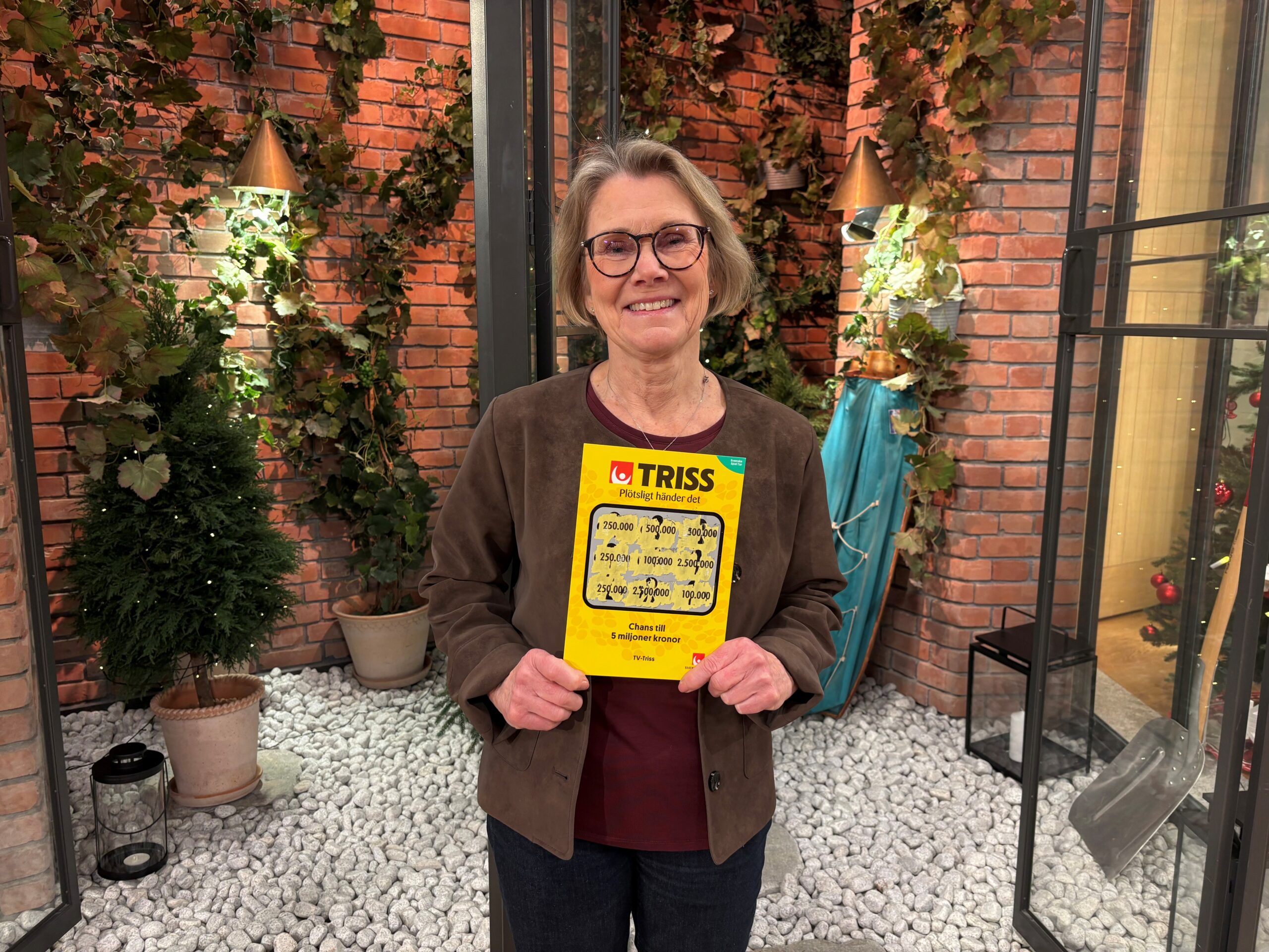 Carina från Uddevalla skrapade Triss i tv – firar vinsten med familjeresa