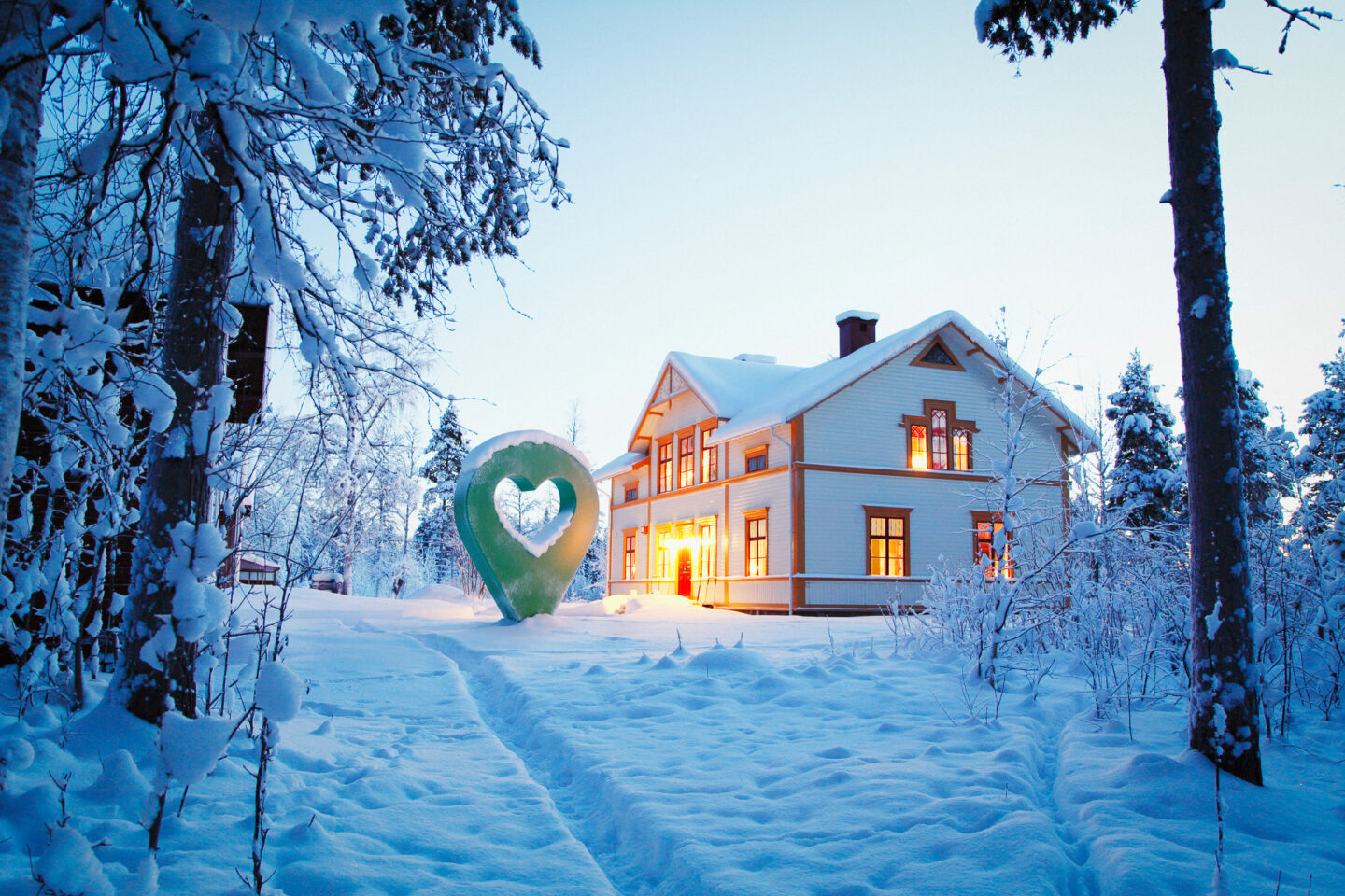 Eva i 60-årsåldern vann 250 000 kronor i Lyckoplatsen. Toppvinsten gick till hennes naturnära lyckoplats utanför Hagby i Kalmar län.