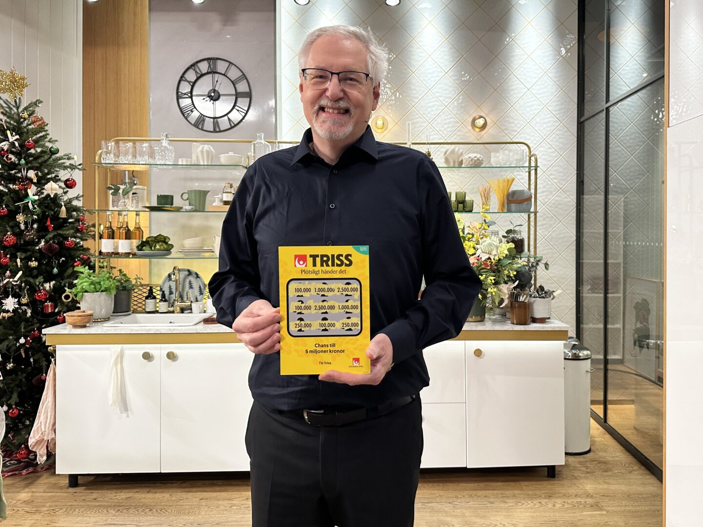 Fredagsmorgonen inleddes på ett alldeles speciellt sätt för Björn från Västra Frölunda. Han skrapade Triss i TV4 Nyhetsmorgon på uppdrag av sin pappa, och vann 100 000 kronor. För Björn, som får en del av vinsten, väntar nu ett 60-årsfirande med extra guldkant.