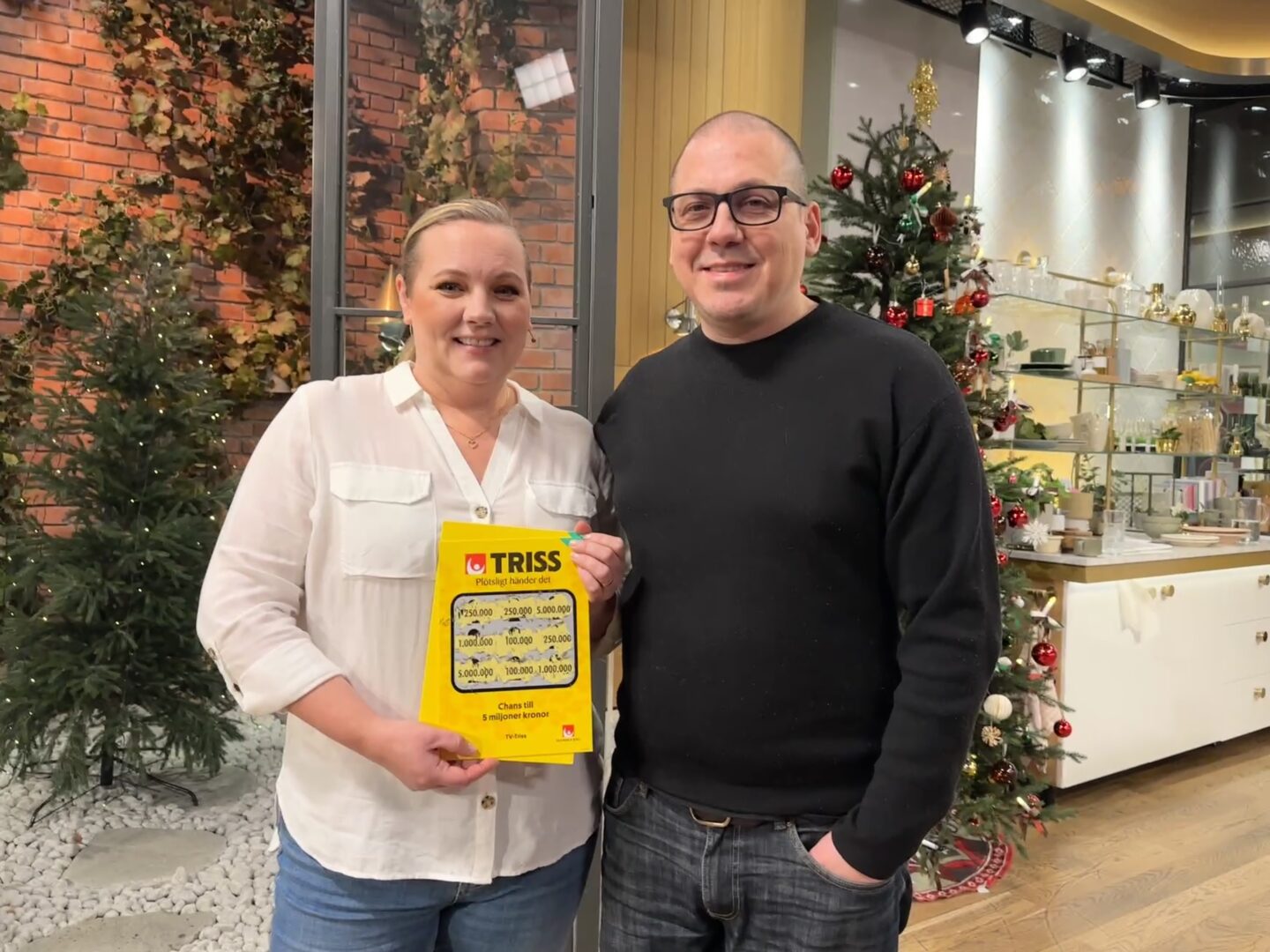 Tisdagsmorgonen på trettondedag jul fick en oväntad guldkant när Malin och Dawid från Nacka skrapade Triss i tv. Vinsten landade på 250 000 kronor och glädjen var stor. Nu väntar firande – tillsammans med familjen och parets lilla hundvalp.