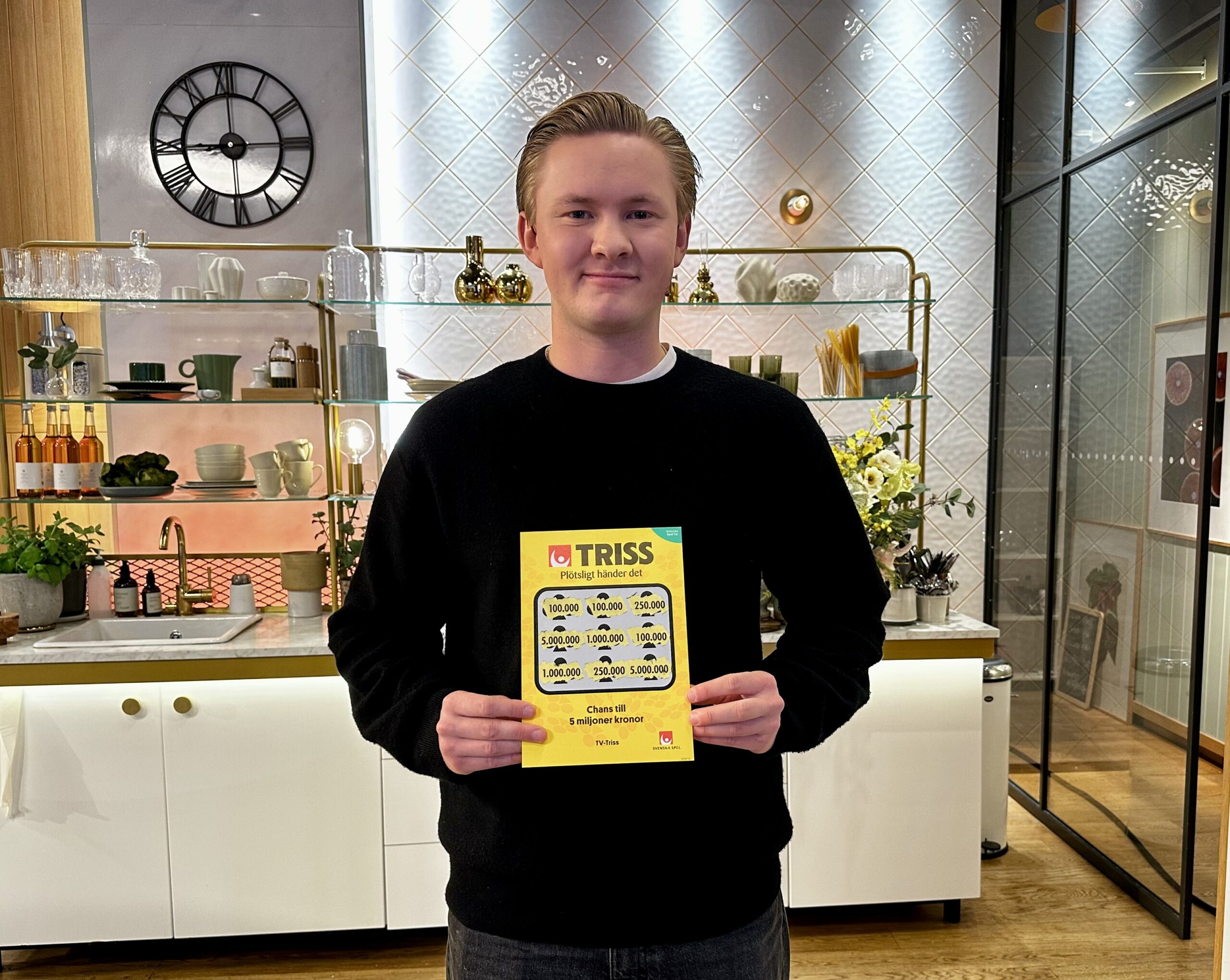 Simon skrapade fram 100 000 kronor på Triss i TV4 Nyhetsmorgon åt sin morfar som fick en Triss med tre tv-symboler i julklapp.