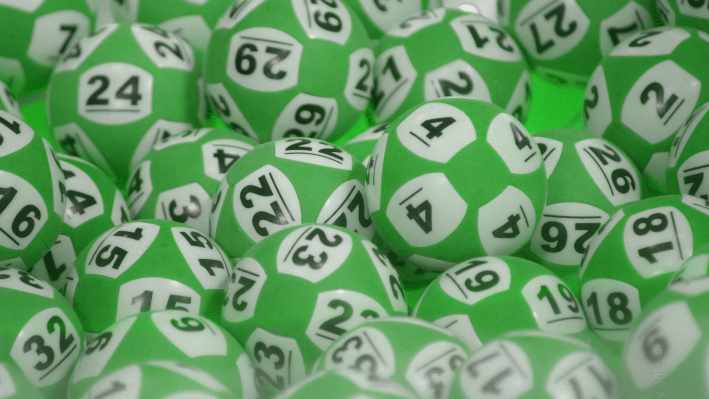 Man från Linköping vann 1,7 miljoner på Lotto. Glädjetårar och planer på resor i Europa när Svenska Spel Tur gratulerade vinnaren.