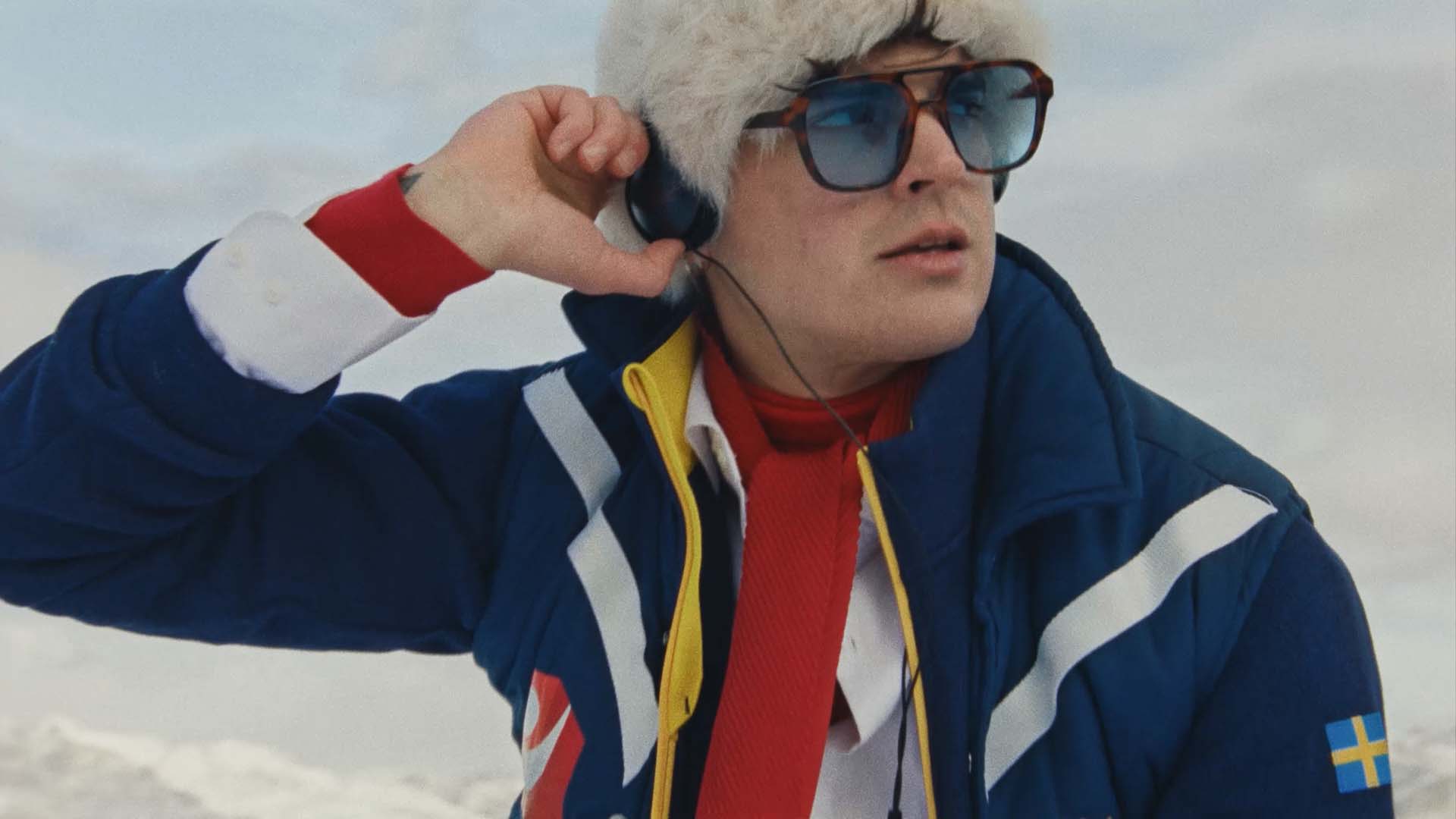 Oscar Zia i Cortina, i förd solbrillor och Sverigekläder.