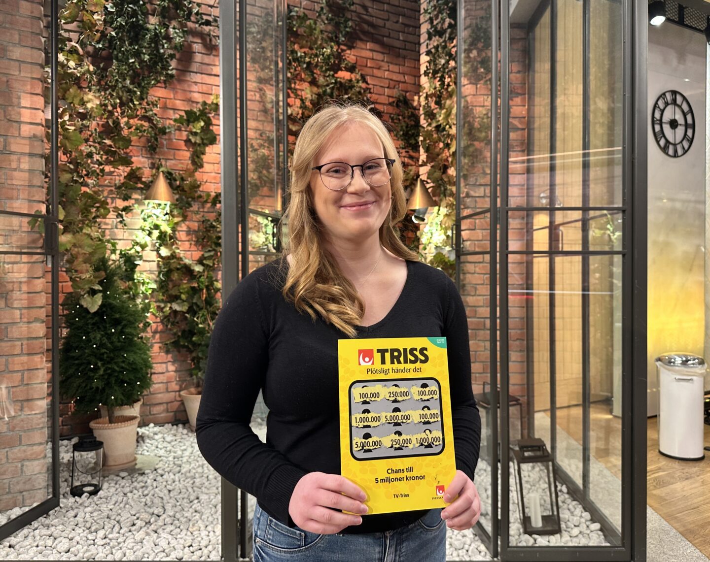 Födelsedagspresenten från hennes bror ledde till Triss i tv för Julia från Östhammar. Det direktsända skrapet gick av stapeln under söndagsmorgonen och Trisslott nummer sju i lådan gav en vinst på 100 000 kronor. För vinsten vill Julia nu ta körkort.