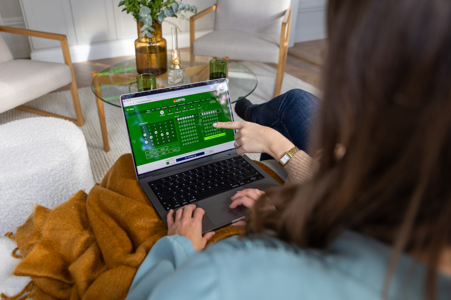 Pensionerad kvinna från Karlskoga vann en miljon kronor på Lotto Andra Chansen. Glädjetårar, familjedelning och resa väntar efter vinsten.