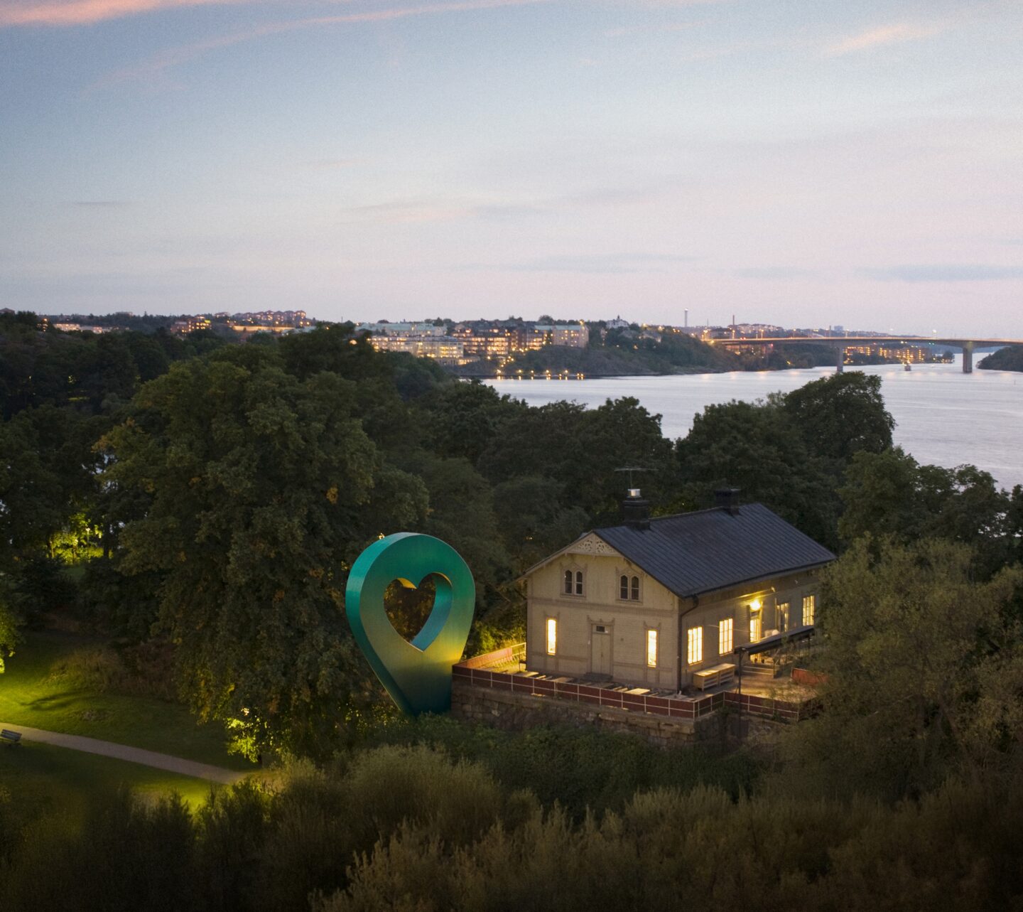 Efter att ha spelat med sitt hem som lyckoplats vann en man i Sala kommun en toppvinst på 250 000 kronor i Lyckoplatsens stora söndagsdragning. Huset, som mannen drömde om att flytta till i många år innan han äntligen köpte det, är hans naturnära lyckoplats som ger honom mycket glädje. Vinsten kommer han nu återinvestera i huset.