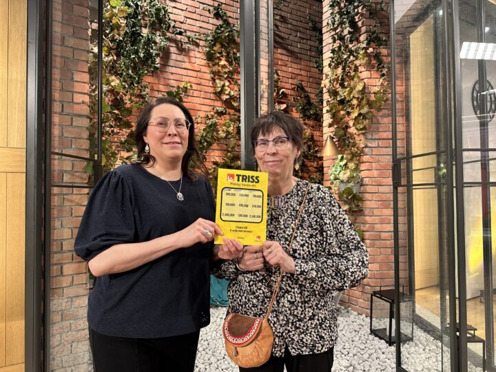 Under tisdagsmorgonen gästade Ellinor från Vällingby TV4 Nyhetsmorgon för att skrapa Triss i direktsändning på uppdrag av sin mamma Britt Inger från Kiruna. När lotten var färdigskrapad stod det klart att vinsten landade på 500 000 kronor. För vinsten vill Britt Inger köpa en ny braskamin och åka på en spännande resa.