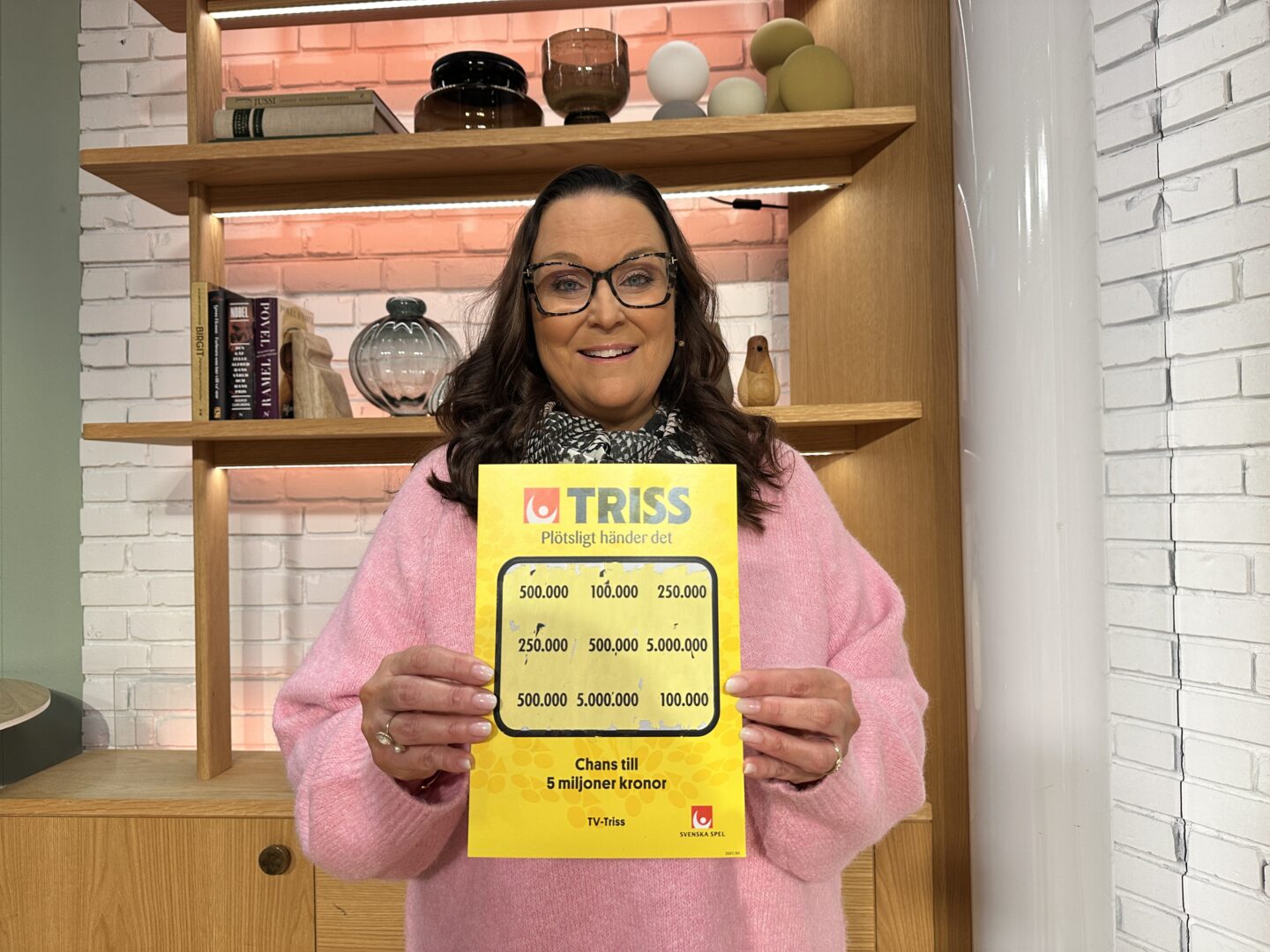 Under fredagsmorgonen tog Sofia från Uppsala plats i TV4 Nyhetsmorgon för att skrapa Triss på uppdrag av sin son. Trisslott nummer sex i lådan visade sig bli ett lyckat val – när skrapet var färdigt stod det klart att vinsten landade på hela 500 000 kronor.