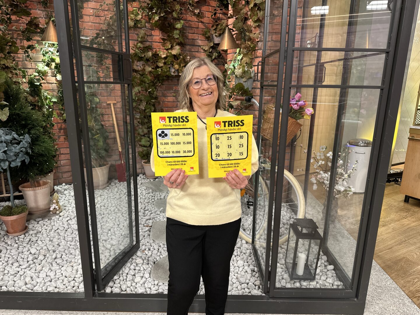 Marianne från Örnsköldsvik vann 1,8 miljoner kronor på Klöver-Triss i TV4 Nyhetsmorgon. Vinsten ger 15 000 kronor i månaden i tio år.